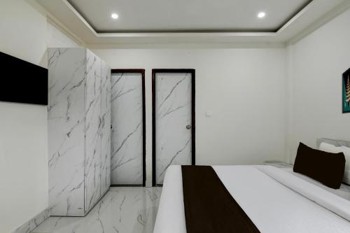 Una cama o camas en una habitación de Hotel O Blue stone Residency