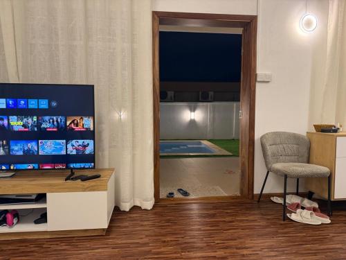 TV a/nebo společenská místnost v ubytování White Pearl Villa