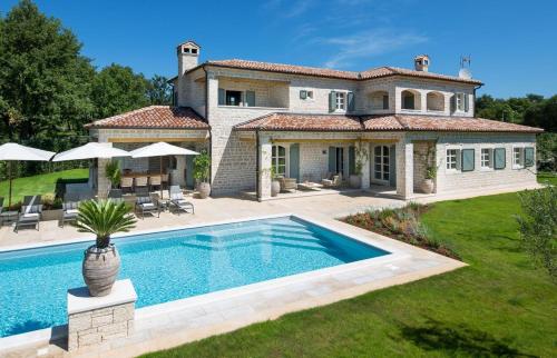 Villa Nevia with pool and sport court's