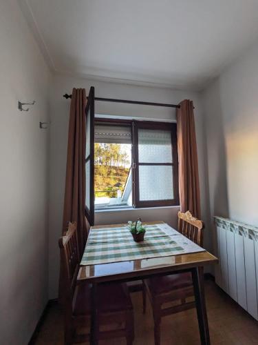 a dining room with a table and a window at AL Vila Lina in Termas de Sao Pedro do Sul
