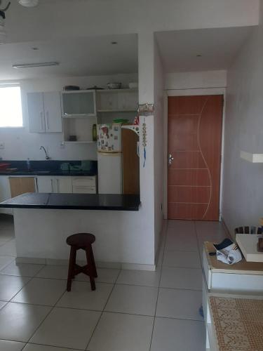 una cucina con bancone e sgabello in una stanza di Edifício Paes de Carvalho cop 30 a Belém