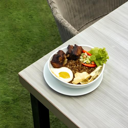 PasirkudaにあるPelangi Hotel at Artotel Pelangi Parkのテーブルの上に卵と野菜が入ったボウル