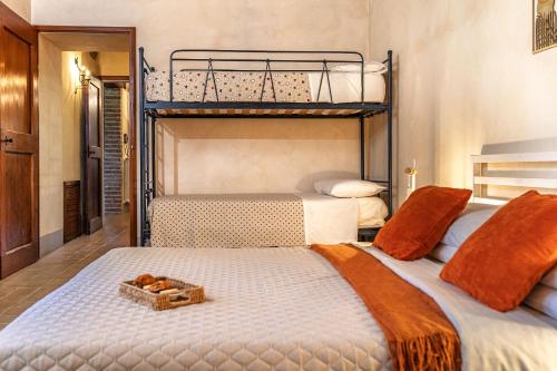 two beds in a room with two bunk beds at Scappo in Umbria, casale della quiete in Montecchio