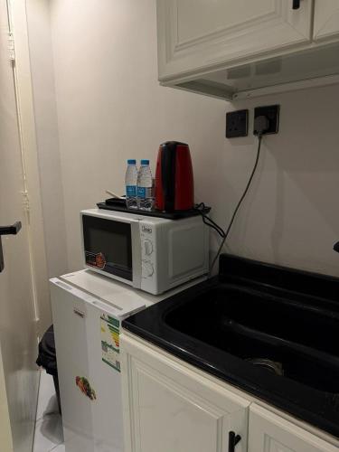 a microwave sitting on a counter in a kitchen at Self check-in MN Apartments - Luxury in Quai