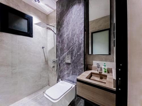 een badkamer met douche, wastafel en toilet bij Comfy apartment in AlKhobar in Al Khobar