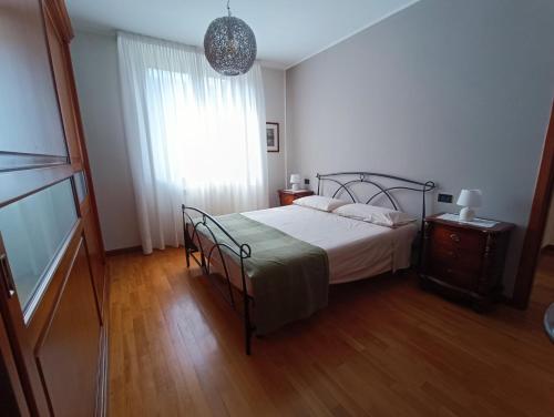 Un dormitorio con una cama y una ventana grande. en Barbara House, en Tribiano