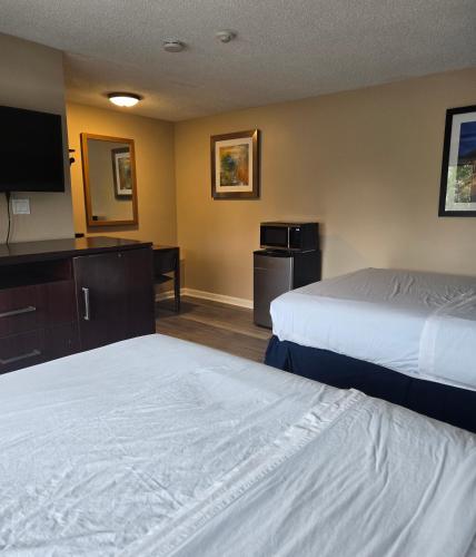 Ein Bett oder Betten in einem Zimmer der Unterkunft Nashoba Valley Inn & Suites