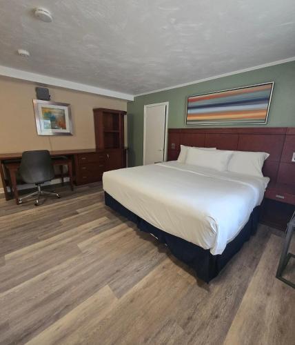 Ein Bett oder Betten in einem Zimmer der Unterkunft Nashoba Valley Inn & Suites