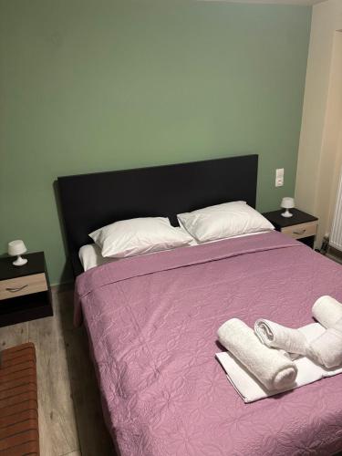 a bedroom with a bed with two towels on it at Central House in kastraki in Mesochórion