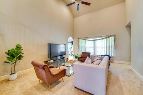 a living room with a couch and a tv at Spacious Texas Retreat with Community Pool in Sunnyvale