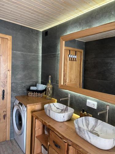 ein Badezimmer mit 2 Waschbecken und einer Waschmaschine in der Unterkunft Casa da Tapada Santo Antonio in Branda de Santo António