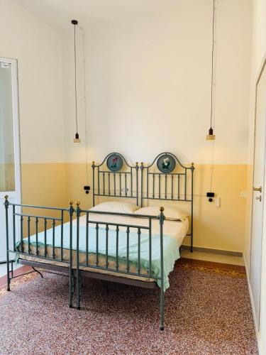 Postel nebo postele na pokoji v ubytování HERITAGE HOUSE Pescara City Center