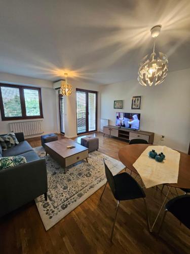 Χώρος καθιστικού στο Lovely square apartment Purple Velvet 43 Macedonia Stree