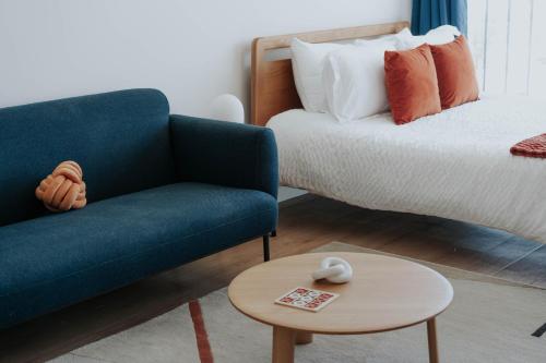 Una sala de estar con un sofá y una mesa de café. en Downtown Cozy Vista DT Gym Free Parking, en Salt Lake City