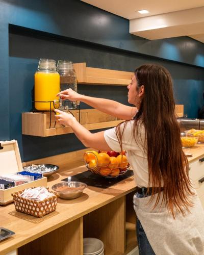 サン・カルロス・デ・バリローチェにあるLos Troncos Boutiqueの台所に立つ女性