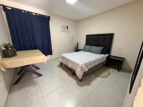 Una cama o camas en una habitación de Don Charlie