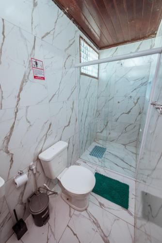 a bathroom with a toilet and a shower at Casa c 4 suites, Piscina, Churrasqueira e Garagem in Cabedelo