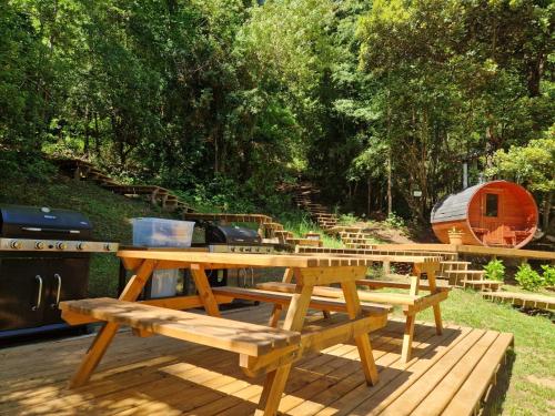 a picnic table and benches on a deck at Ecos del Manantial in Villarrica