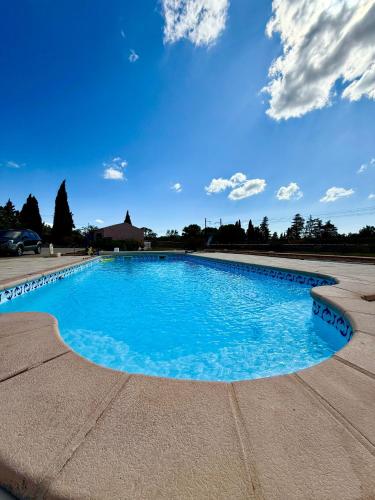 Bazen u ili blizu objekta La piscine