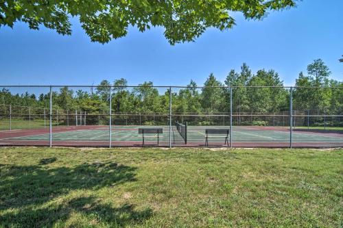 Tenis a/nebo squash v ubytování Woodsy A-Frame Cabin with Lakes of the North Access nebo okolí