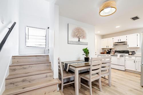 a kitchen and dining room with a table and chairs at Mid City Canal st 2 bedroom cute house in New Orleans