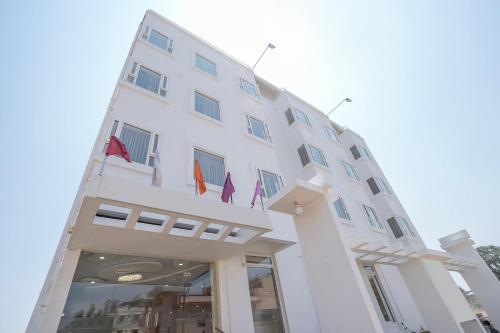バンガロールにあるSuper Hotel O Ivy Dew Dropsの旗が掛けられた白い建物