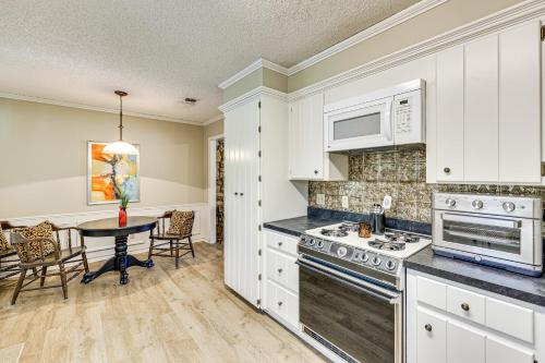 Dapur atau dapur kecil di Healthcare-Worker Hub 2 Mi to Texarkana Hospitals!
