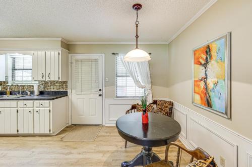 Dapur atau dapur kecil di Healthcare-Worker Hub 2 Mi to Texarkana Hospitals!