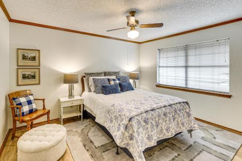 Katil atau katil-katil dalam bilik di Healthcare-Worker Hub 2 Mi to Texarkana Hospitals!