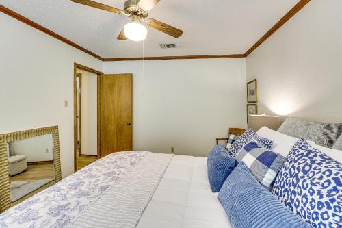 Katil atau katil-katil dalam bilik di Healthcare-Worker Hub 2 Mi to Texarkana Hospitals!