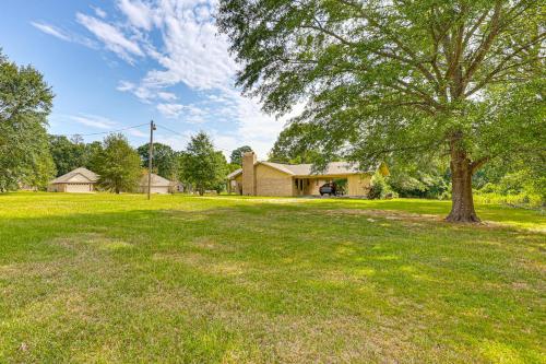 Taman di luar Healthcare-Worker Hub 2 Mi to Texarkana Hospitals!