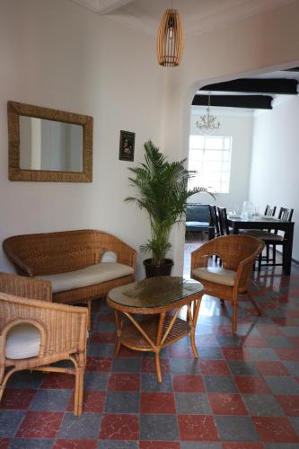 a living room with wicker furniture and a potted plant at Amplio departamento remodelado in Mexico City