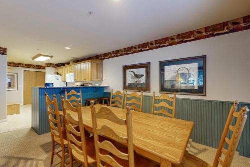 a dining room with a wooden table and chairs at Trailside Highlands 20C in Jeffersonville