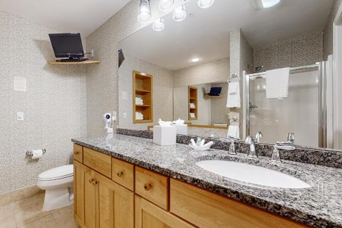 a bathroom with a sink and a toilet at Trailside Highlands 20C in Jeffersonville