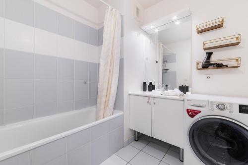 3 pièces proche de Paris avec terrasse et parking في شاتيلون: غسالة في حمام ابيض مع مغسلة