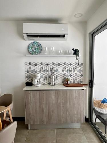 a kitchen with a counter top with aperature at Coralita in Jacó in Jacó