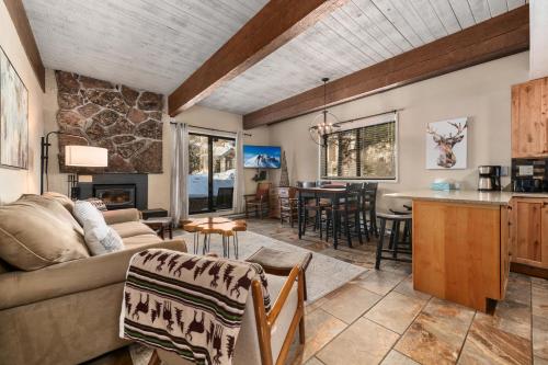 Η κουζίνα ή μικρή κουζίνα στο Storm Meadows Club C220, Steps from the Slopes, Fireplace, Club Amenities