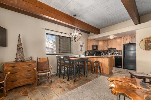Η κουζίνα ή μικρή κουζίνα στο Storm Meadows Club C220, Steps from the Slopes, Fireplace, Club Amenities