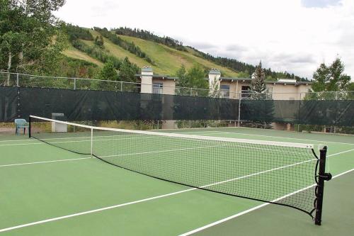 Εγκαταστάσεις για τένις ή/και σκουός στο Storm Meadows Club C220, Steps from the Slopes, Fireplace, Club Amenities ή εκεί κοντά