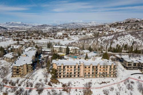 Το Storm Meadows Club C220, Steps from the Slopes, Fireplace, Club Amenities τον χειμώνα