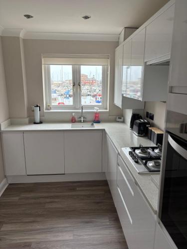 Η κουζίνα ή μικρή κουζίνα στο Hartlepool Marina View Apartment