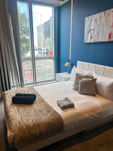 Postel nebo postele na pokoji v ubytování Central Manchester Luxury Apartment With Parking - Next To AO Arena