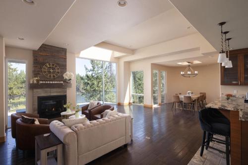 Χώρος καθιστικού στο Big Sky Bend - Amazing Riverfront for 12