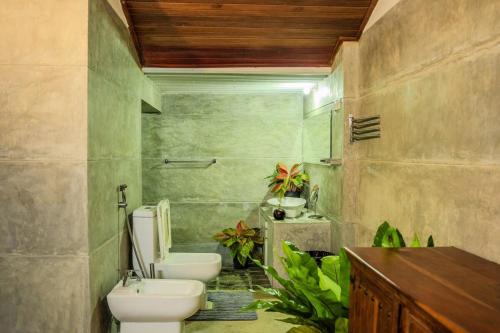 a bathroom with a toilet and a sink at Rukmale Gedara Bungalow in Pannipitiya
