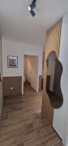 un soggiorno con ventilatore a soffitto e pavimenti in legno di Stan na dan "Aparté" Brčko a Brčko