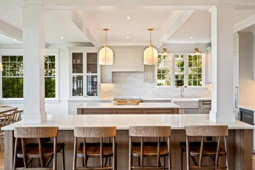Una cocina con una gran isla con taburetes de bar. en The Tidepools - Home for 12, en York