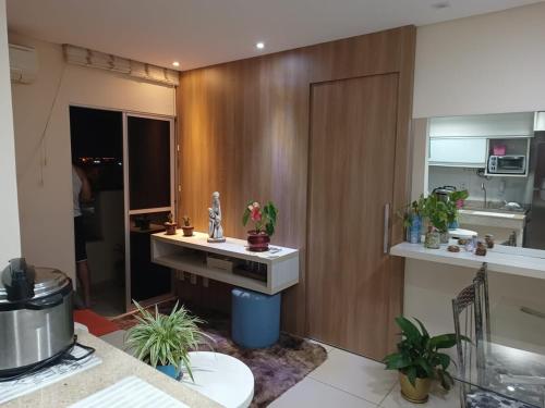 eine Küche mit einer Holzwand mit einem Tisch und Pflanzen in der Unterkunft Quarto apê completo , Centro, Damhas e Rodoviária , localização privilegiada in Sao Jose do Rio Preto
