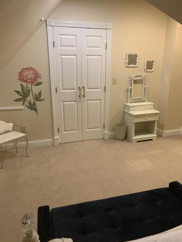 a room with a white door and a mirror at Temple View Inn with Music Studio in Independence