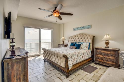Un dormitorio con una cama y un ventilador de techo. en Direct Beach Access NSB Condo with Community Perks, en New Smyrna Beach