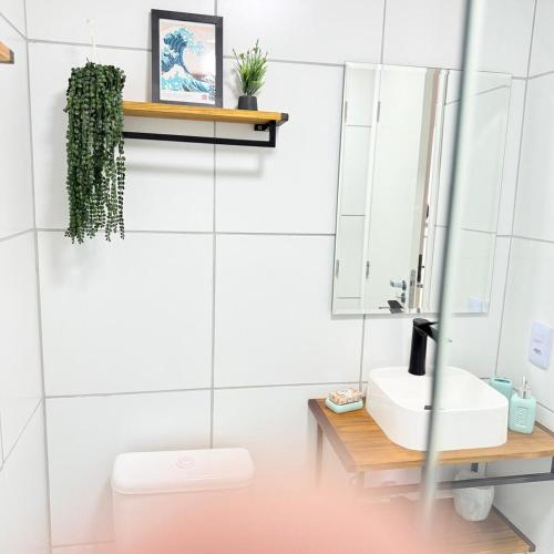 a bathroom with a sink and a mirror at 104NV Studio Liberdade SP 300 m Metro Japao, acomoda até 03 pessoas in Sao Paulo